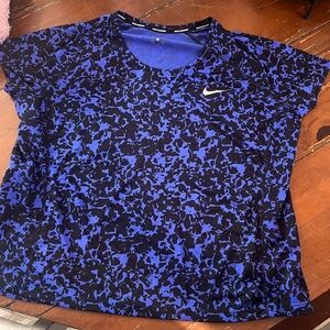 Nike Women’s Black and Blue Printed Dri-FIT Short Sleeve Top